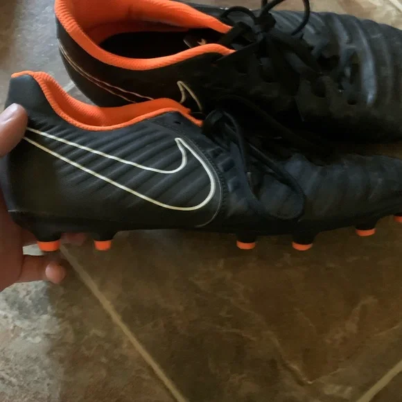 Size 9.5 Nike soccer cleats - Picture 2 of 4